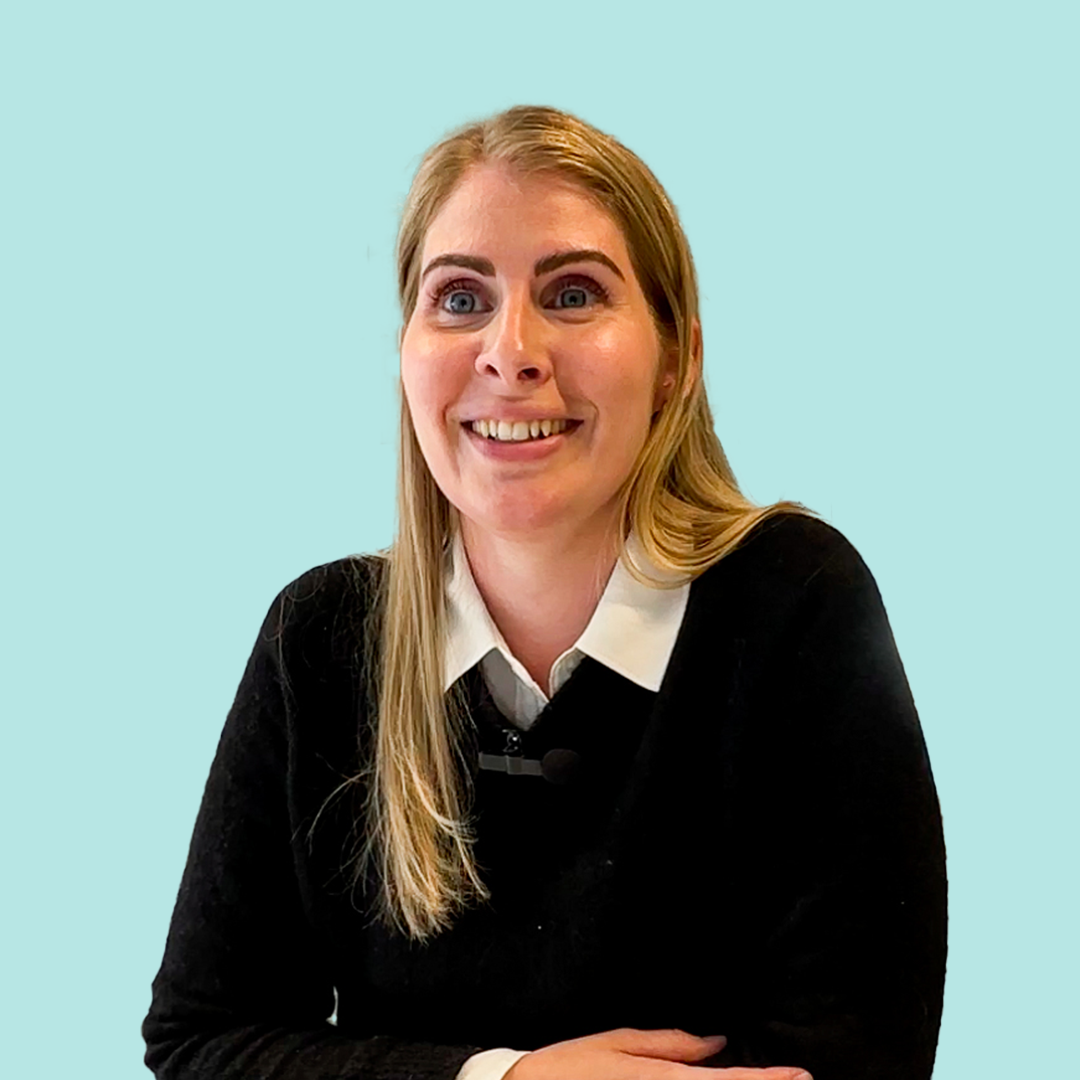 Rebecca Endal - lønnskonsulent i Accountor med blå bakgrunn