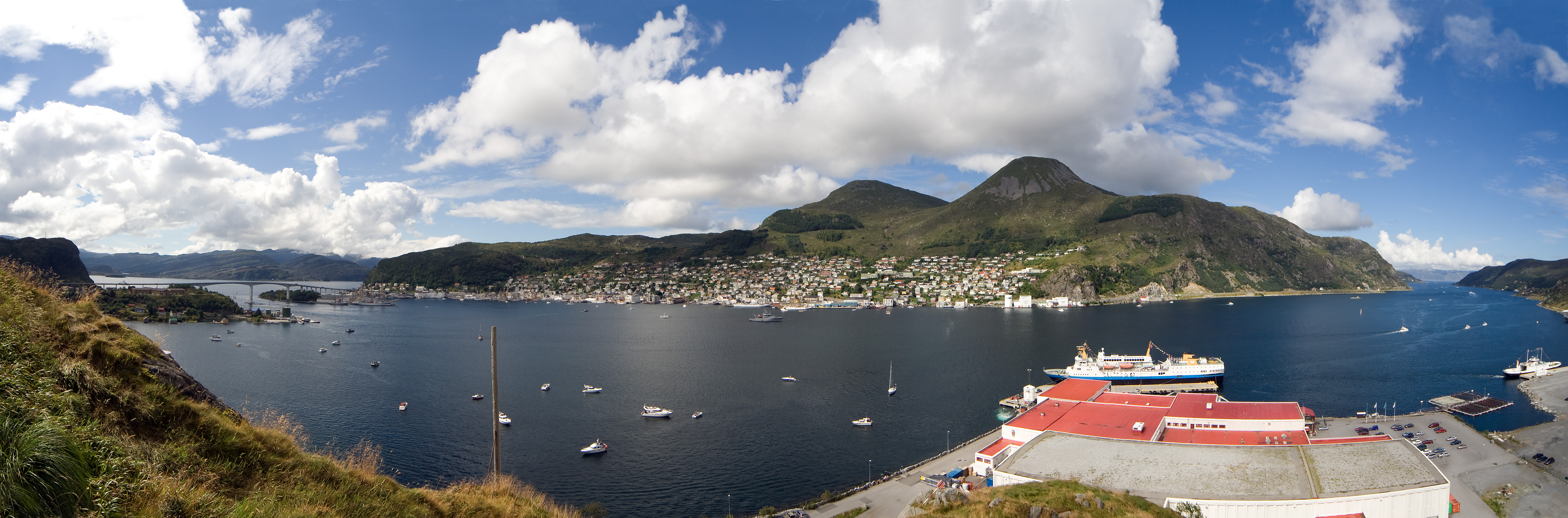 Panorama utsikt over måløy - fjellet og havet