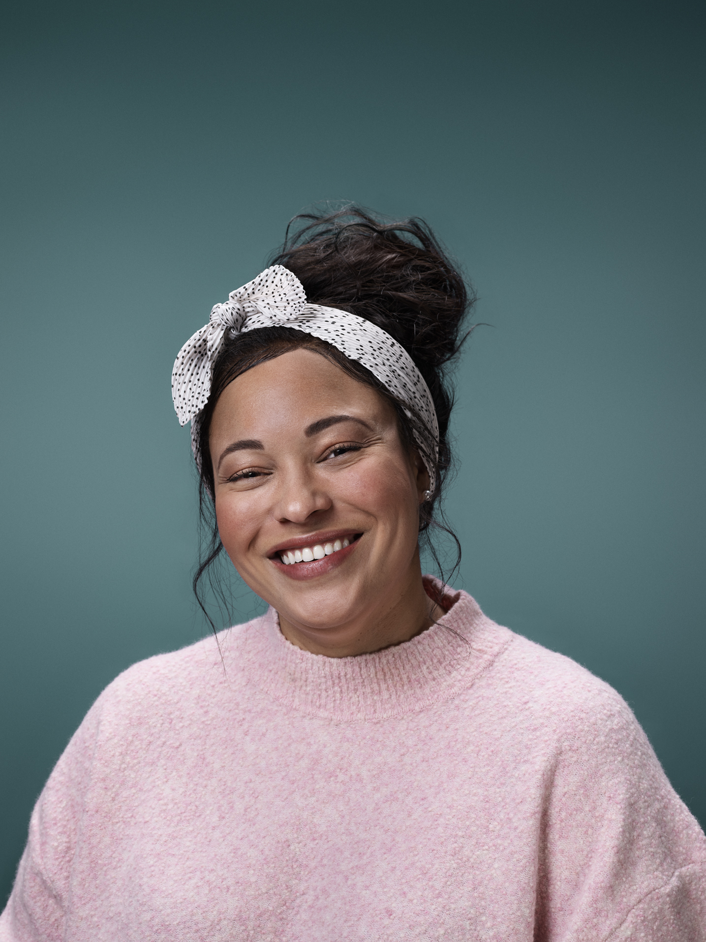 Hymyileva nainen Accountor brand