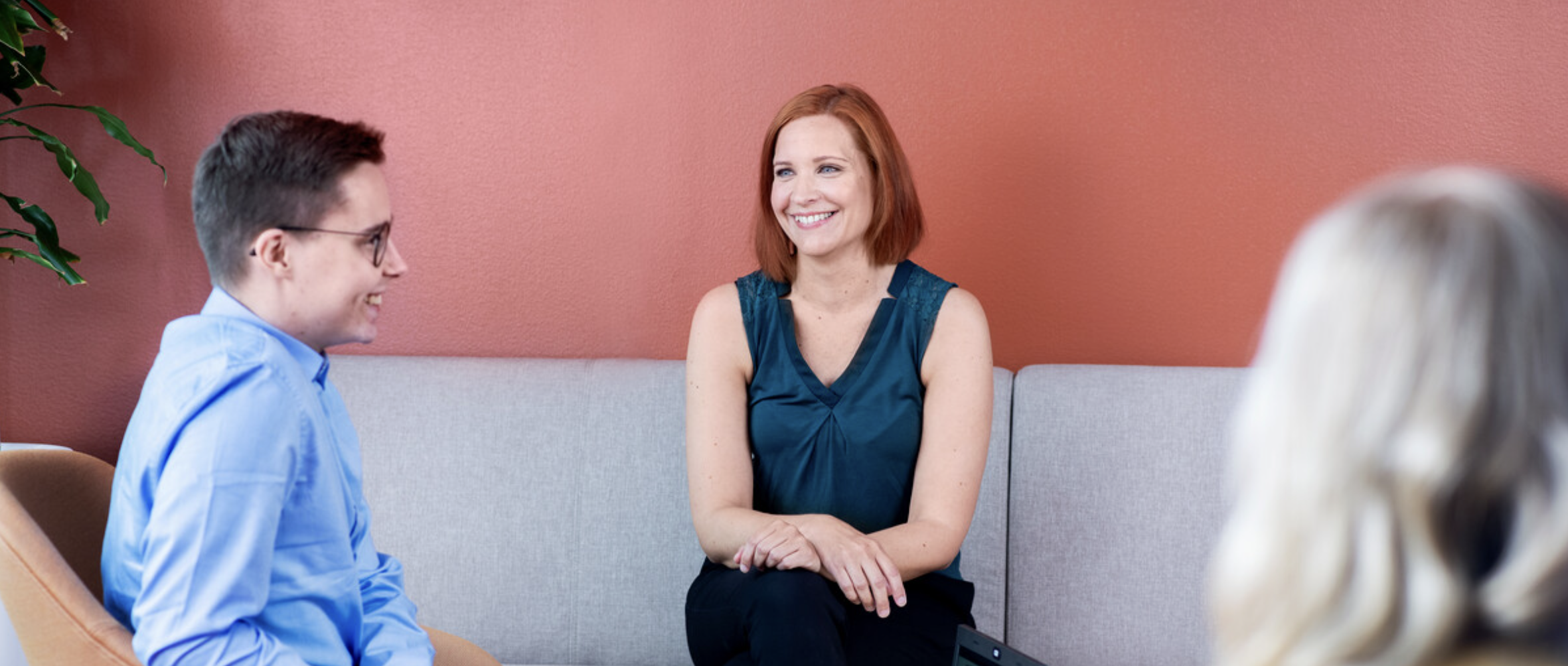 To personer som har en samtale i en sofa