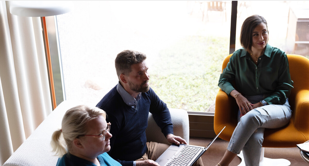 1 mann og 1 kvinne i en sofa og en kvinne i en stol