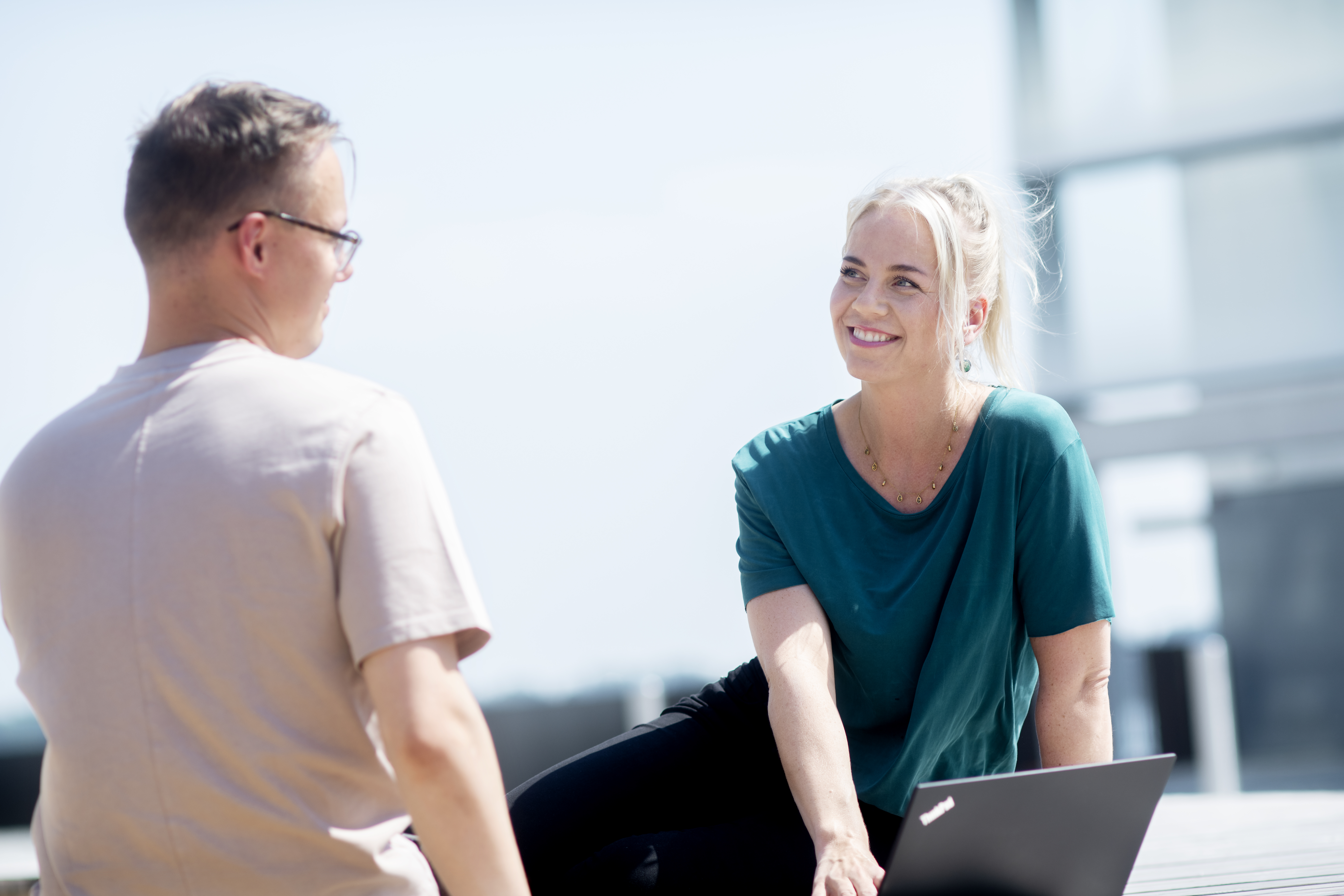 Møte mellom mann og kvinne ute i solen