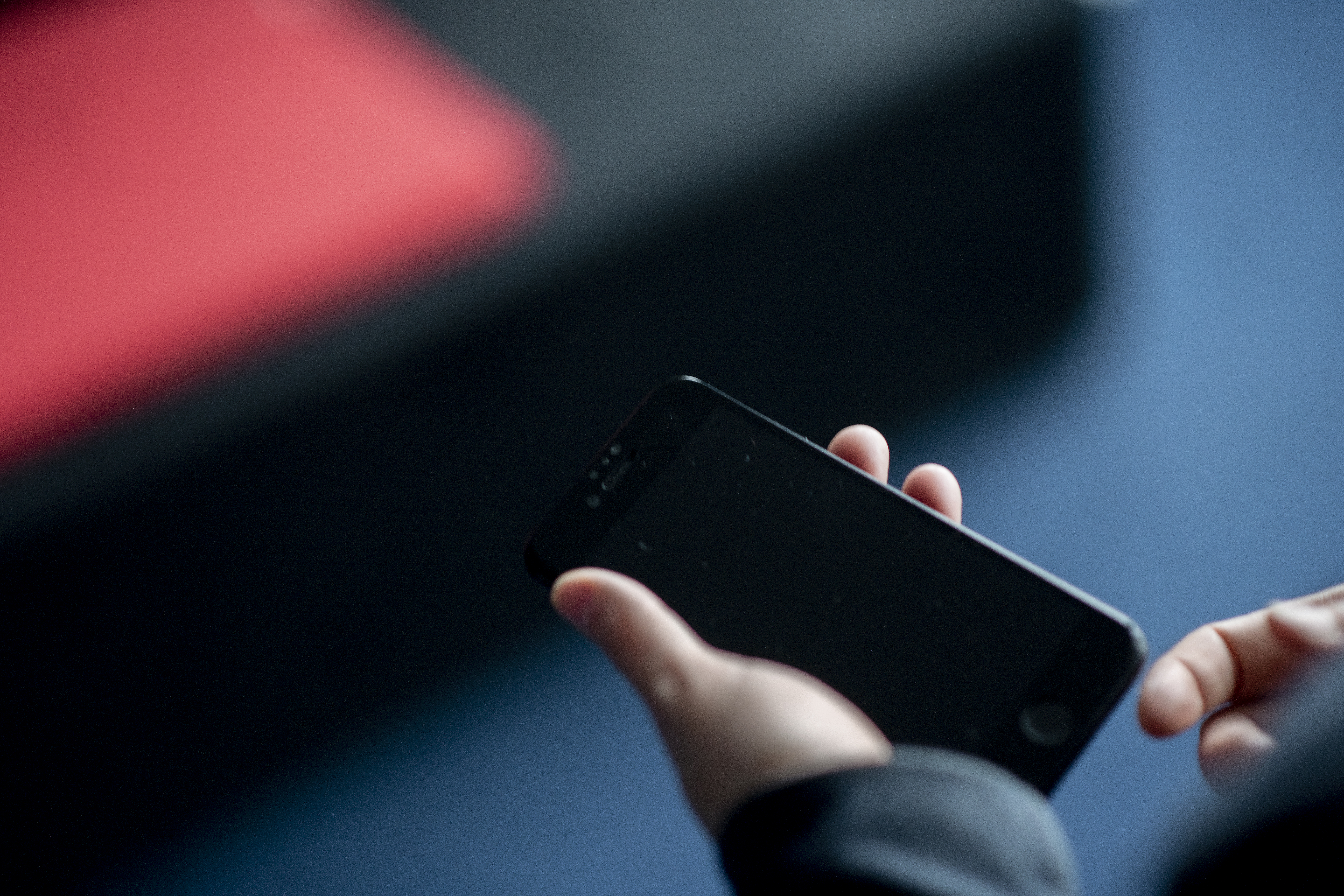 Hånd som holder i en telefon