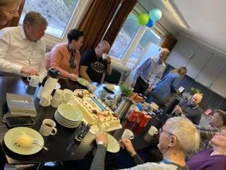 Trysil og kolleger fra Hamar sitter og nyter kake og kaffe i lunsjområdet. God stemning og prat.