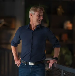 Frank lener seg mot rekkverk og ser til høyre