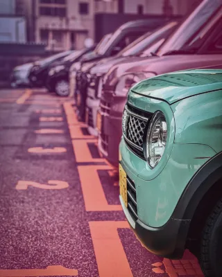 Mintfarget bil på på regnbuegradient bakgrunn