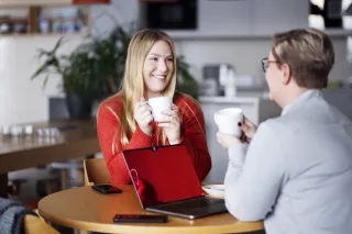 kaffepause med laptopen