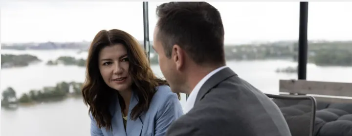 To kollegaer som prater ute 