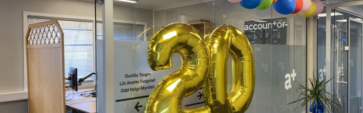 Ballong i pastellfarger og to gullballonger som staver 20 år- 