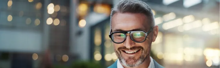 Mann smiler ned mot en pc 