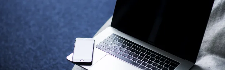 laptop og telefon 
