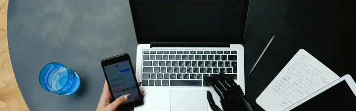 Menneske og maskin som samarbeider om en mac