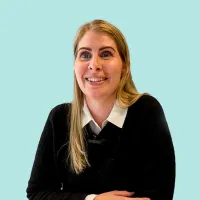 Rebecca Endal - lønnskonsulent i Accountor med blå bakgrunn