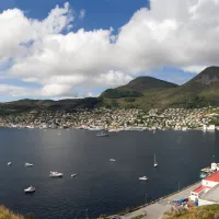 Panorama utsikt over måløy - fjellet og havet