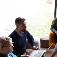 1 mann og 1 kvinne i en sofa og en kvinne i en stol