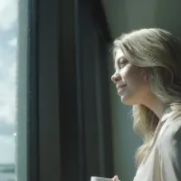 Kvinne som ser ut av vinduet
