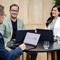 Kollegaer som prater over et bord innendørs