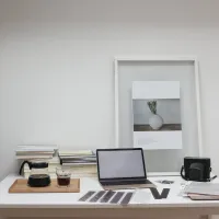 Bord med hverdagsartikler