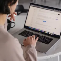 kvinne med pc søker jobb