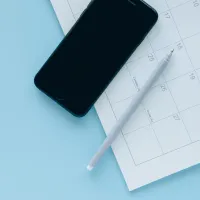 kalender med telefon over