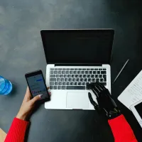 Menneske og maskin som samarbeider om en mac