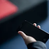 Hånd som holder i en telefon