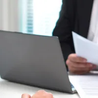 Si opp ansatt som er sykmeldt