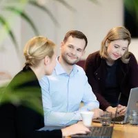 Team som diskuterer