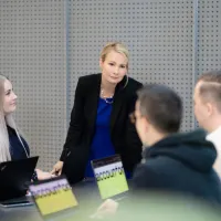 woman-team-leader-weekly-meeting