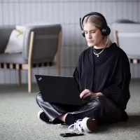 Kvinne med laptop avslappet